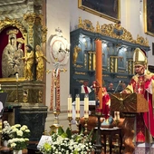 W bazylice katedralnej w Łowiczu  wierni z kapłanami i biskupami modlili się  za Ojca Świętego.