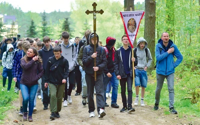 Na pielgrzymkowy szlak wyruszyło  blisko 260 uczniów, by zawierzyć Matce Bożej czas egzaminów i wyboru nowej szkoły.