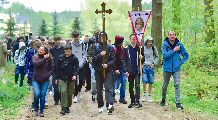 Na pielgrzymkowy szlak wyruszyło  blisko 260 uczniów, by zawierzyć Matce Bożej czas egzaminów i wyboru nowej szkoły.