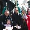 Radość przed kościołem w Kluczu podczas wypuszczania gołębi do pierwszego symbolicznego lotu sezonu 2025. 