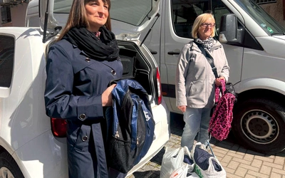 Przedstawiciele szkoły z Piotrówki przekazali przed Wielkanocą 17 plecaków z wyposażeniem.