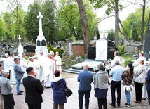 – Grobowiec kapituły i ta płaskorzeźba mogą być wymowną katechezą dla przechodzących przez cmentarz katolicki – podkreślił ks. prepozyt dr hab. Jan Krawczyński.
