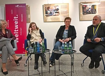 Od lewej:  Beata Dżon-Ozimek, dr Katherine Stone,  dr Joanna Hytrek-Hryciuk oraz dr Bogusław Tracz podczas debaty w CDWN w Opolu. 
