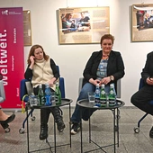 Od lewej:  Beata Dżon-Ozimek, dr Katherine Stone,  dr Joanna Hytrek-Hryciuk oraz dr Bogusław Tracz podczas debaty w CDWN w Opolu. 