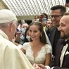 Ks. Łukasz Bankowski wraz ze swoją siostrzenicą i jej mężem na papieskiej audiencji.