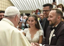 Ks. Łukasz Bankowski wraz ze swoją siostrzenicą i jej mężem na papieskiej audiencji.