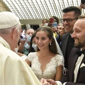 Ks. Łukasz Bankowski wraz ze swoją siostrzenicą i jej mężem na papieskiej audiencji.