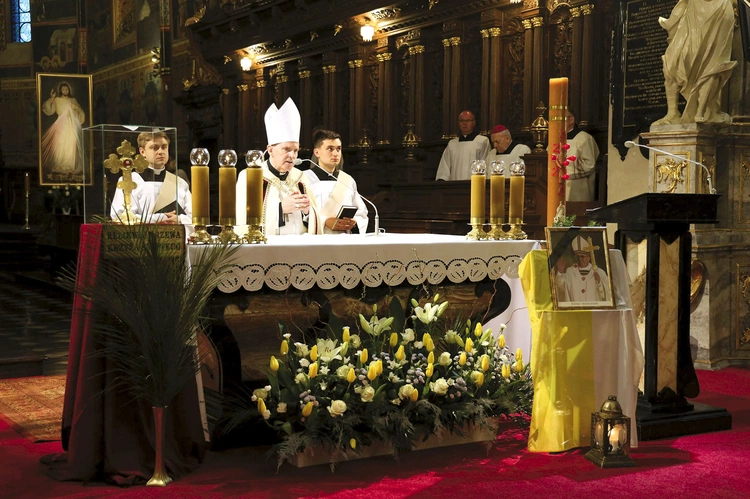 Wierni dziękowali za duchowe owoce jego nauczania, powierzając go Bożemu miłosierdziu.
