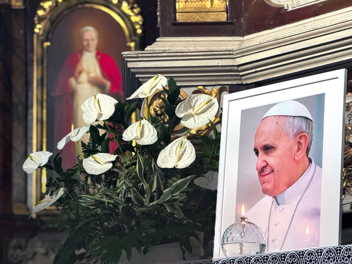 Portret Ojca Świętego Franciszka został umieszczony w bocznym ołtarzu świątyni.