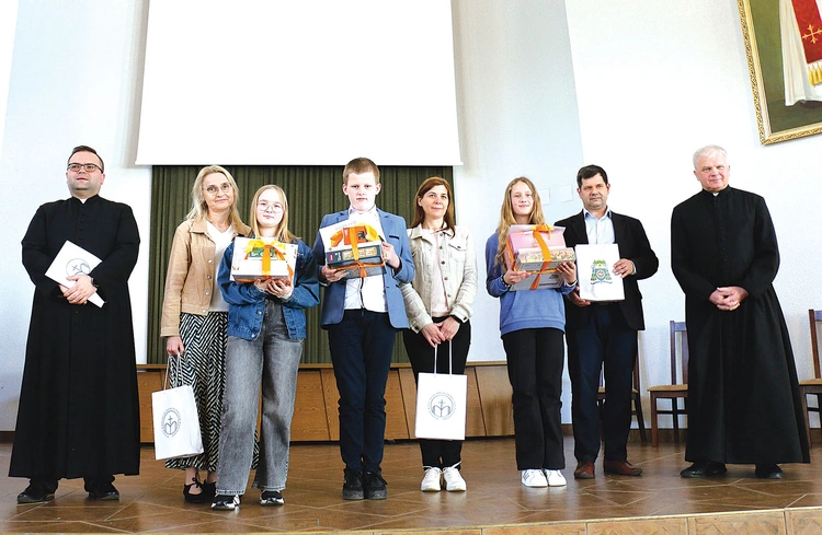 Z organizatorami konkursu i katechetami zdobywcy trzech pierwszych miejsc w kategorii klas VII–VIII. 