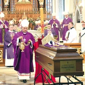 Obrzędowi ostatniego pożegnania przewodniczył prymas Polski abp Wojciech Polak.