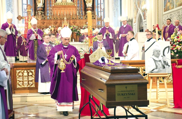 Obrzędowi ostatniego pożegnania przewodniczył prymas Polski abp Wojciech Polak.