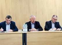 Członkowie komitetu (od lewej: M. Kilianek, M. Niemirski i ks. S. Adamczyk.