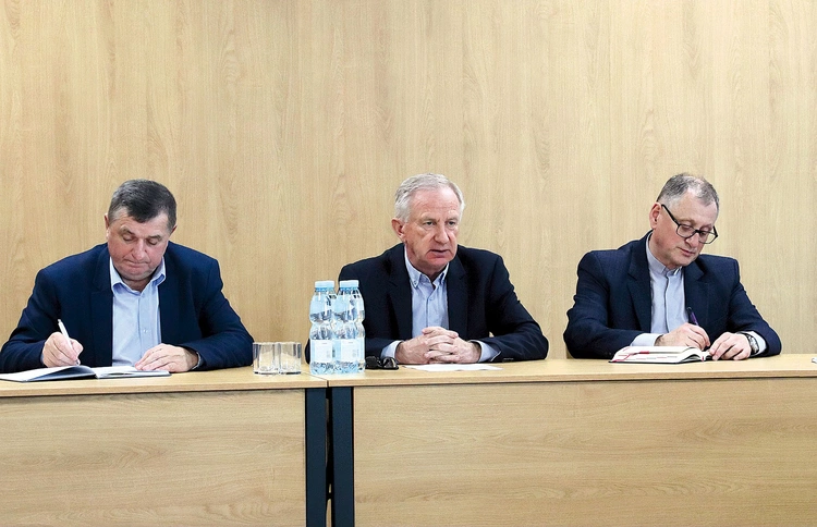 Członkowie komitetu (od lewej: M. Kilianek, M. Niemirski i ks. S. Adamczyk.