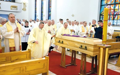 Uroczystości żałobne w kaplicy radomskiego seminarium duchownego.