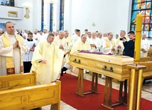 Uroczystości żałobne w kaplicy radomskiego seminarium duchownego.