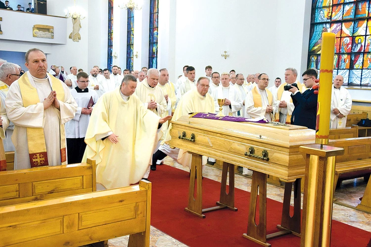 Uroczystości żałobne w kaplicy radomskiego seminarium duchownego.