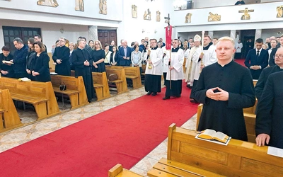 Rodzina i przyjaciele bp. Piotra, kapłani, osoby konsekrowane wspólnie dziękowali za posługę zmarłego biskupa i prosili dla niego o łaskę nieba.