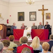 Rok temu w wigilię III niedzieli wielkanocnej Lumen Vitae zaprosiła chętnych m.in. na dyskusję panelową z udziałem przedstawicieli różnych wyznań i religii na temat lektury i interpretacji natchnionych ksiąg. 