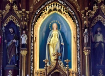 Ostrowska Maryja z dworskiego parku króluje w kościele parafialnym.