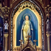 Ostrowska Maryja z dworskiego parku króluje w kościele parafialnym.