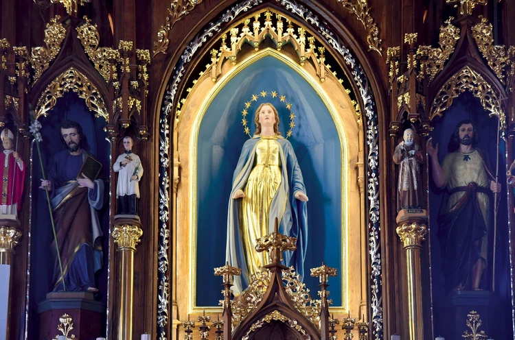 Ostrowska Maryja z dworskiego parku króluje w kościele parafialnym.
