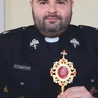  Ks. Grzegorz Sroka z relikwiami św. Floriana.