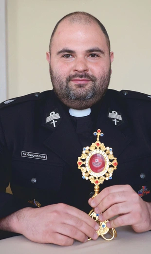  Ks. Grzegorz Sroka z relikwiami św. Floriana.