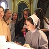  Do katedry na modlitwę w intencji śp. Franciszka przyprowadzają uczniów księża i siostry tu posługujące. I oni wpisują się  do księgi kondolencyjnej.