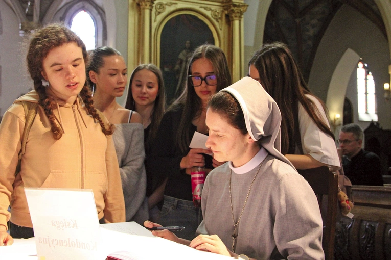  Do katedry na modlitwę w intencji śp. Franciszka przyprowadzają uczniów księża i siostry tu posługujące. I oni wpisują się  do księgi kondolencyjnej.