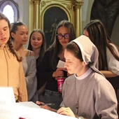  Do katedry na modlitwę w intencji śp. Franciszka przyprowadzają uczniów księża i siostry tu posługujące. I oni wpisują się  do księgi kondolencyjnej.