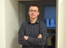 Mateusz pomaga osobom w kryzysie „wyprostować” życie.