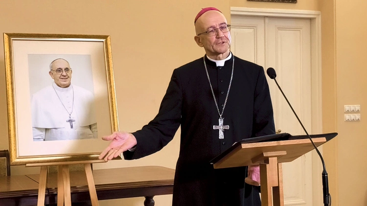 – Osobiście wiele mu zawdzięczam – mówi abp Adrian o śp. papieżu Franciszku.