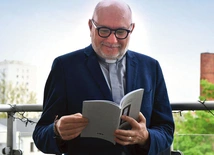 Ksiądz dr hab. A. Draguła – teolog, publicysta i autor wielu książek, który w tym roku obchodzi 35 lat kapłaństwa. Jest przewodniczącym Rady Naukowej Instytutu Nauk Teologicznych Uniwersytetu Szczecińskiego i członkiem Komitetu Nauk Teologicznych Polskiej Akademii Nauk.