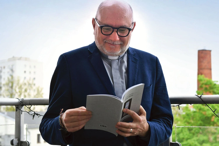 Ksiądz dr hab. A. Draguła – teolog, publicysta i autor wielu książek, który w tym roku obchodzi 35 lat kapłaństwa. Jest przewodniczącym Rady Naukowej Instytutu Nauk Teologicznych Uniwersytetu Szczecińskiego i członkiem Komitetu Nauk Teologicznych Polskiej Akademii Nauk.