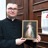 Parafia rozda rodzinom 2 tys. obrazów Jezusa Miłosiernego.