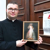 Parafia rozda rodzinom 2 tys. obrazów Jezusa Miłosiernego.