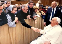 Ks. Tomasz Trębacz, proboszcz parafii pw. NSPJ w Lubsku, na spotkaniu z papieżem Franciszkiem. 