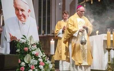 W poruszającej homilii nuncjusz zwrócił się bezpośrednio do zmarłego papieża: „Modlimy się za Ciebie, ale Ty także módl się za nas”.