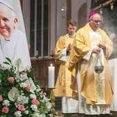 W poruszającej homilii nuncjusz zwrócił się bezpośrednio do zmarłego papieża: „Modlimy się za Ciebie, ale Ty także módl się za nas”.