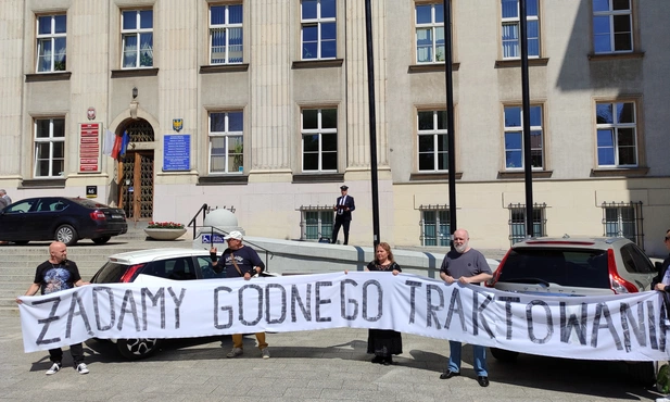Katowice. Spór w Kolejach Śląskich. Protest przed Urzędem Marszałkowskim