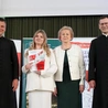 Zdobywczyni nagrody specjalnej Agnieszka Siedlecka z Teresą Połeć, prezes DIAK, oraz asystentami AK ks. Andrzejem Jędrzejewskim i ks. Grzegorzem Wójcikiem.