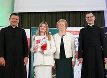 Zdobywczyni nagrody specjalnej Agnieszka Siedlecka z Teresą Połeć, prezes DIAK, oraz asystentami AK ks. Andrzejem Jędrzejewskim i ks. Grzegorzem Wójcikiem.