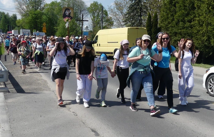 1. Grupa św. Faustyny w drodze do Łagiewnik - 2025