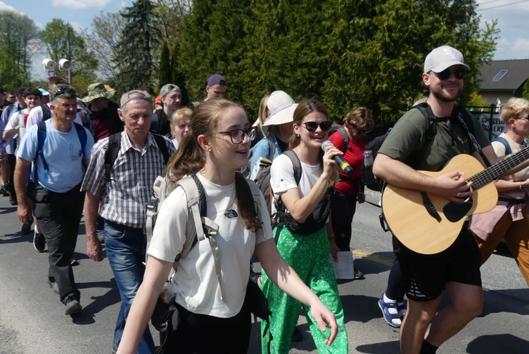 4. Grupa św. abp. Józefa Bilczewskiego w drodze do Łagiewnik - 2025