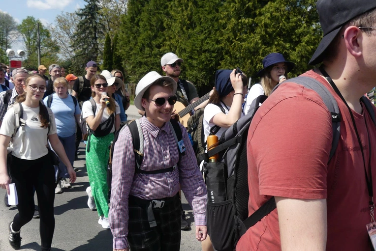 4. Grupa św. abp. Józefa Bilczewskiego w drodze do Łagiewnik - 2025