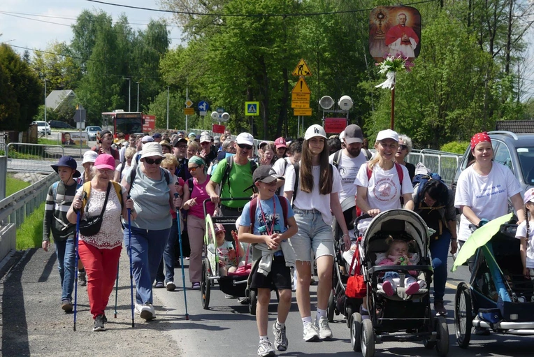 4. Grupa św. abp. Józefa Bilczewskiego w drodze do Łagiewnik - 2025