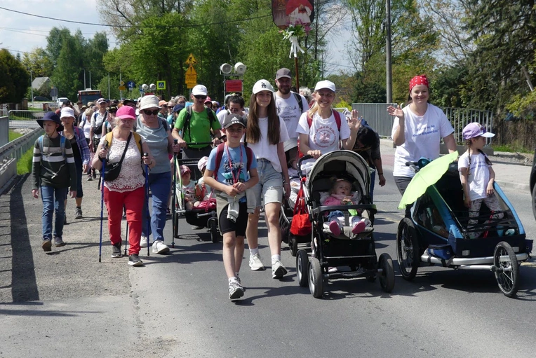 4. Grupa św. abp. Józefa Bilczewskiego w drodze do Łagiewnik - 2025