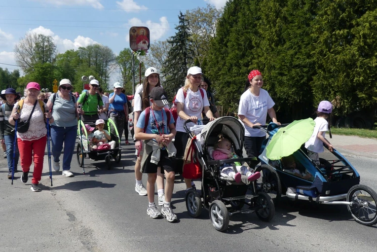 4. Grupa św. abp. Józefa Bilczewskiego w drodze do Łagiewnik - 2025