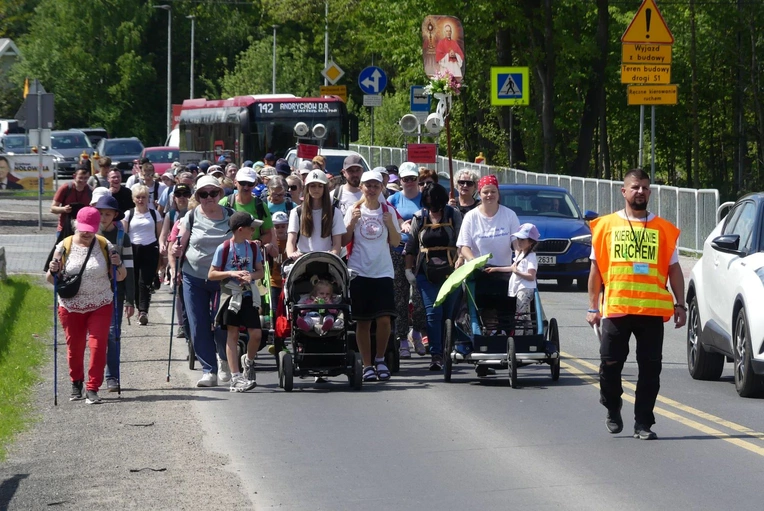 4. Grupa św. abp. Józefa Bilczewskiego w drodze do Łagiewnik - 2025